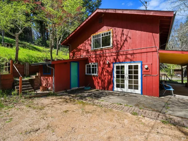 a view of a house with backyard and sitting area