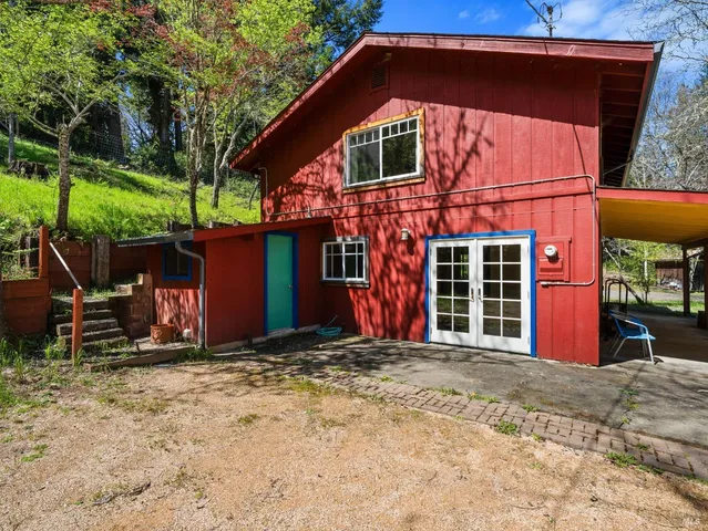 a view of a house with backyard and sitting area