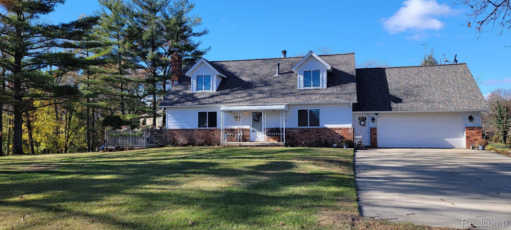 2740 Lake Angelus Road Waterford, MI 48329 - Photo 1 of 52 Gallery Image 1