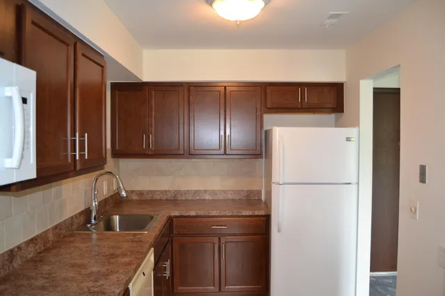 $999 | 31993 West 12 Mile Road, Unit 204, Farmington, MI 48334