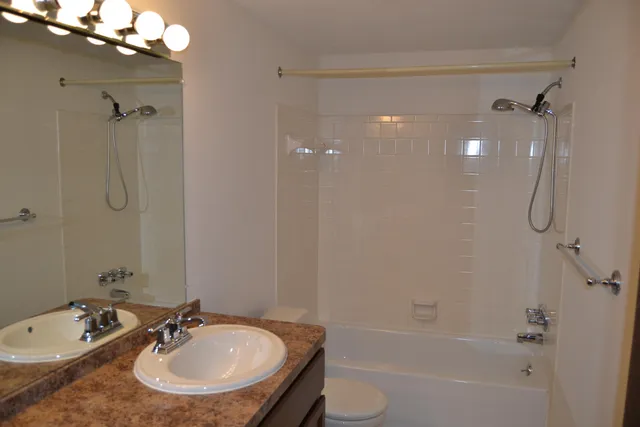 $999 | 31993 West 12 Mile Road, Unit 204, Farmington, MI 48334