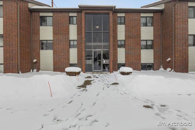 $185,000 | 3368 Devonwood Hills Northeast, Unit B, Grand Rapids, MI 49525