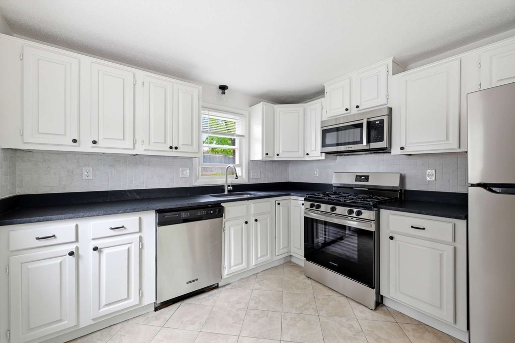 168 Keddy Street Springfield, MA 01109 - Photo 6 of 20