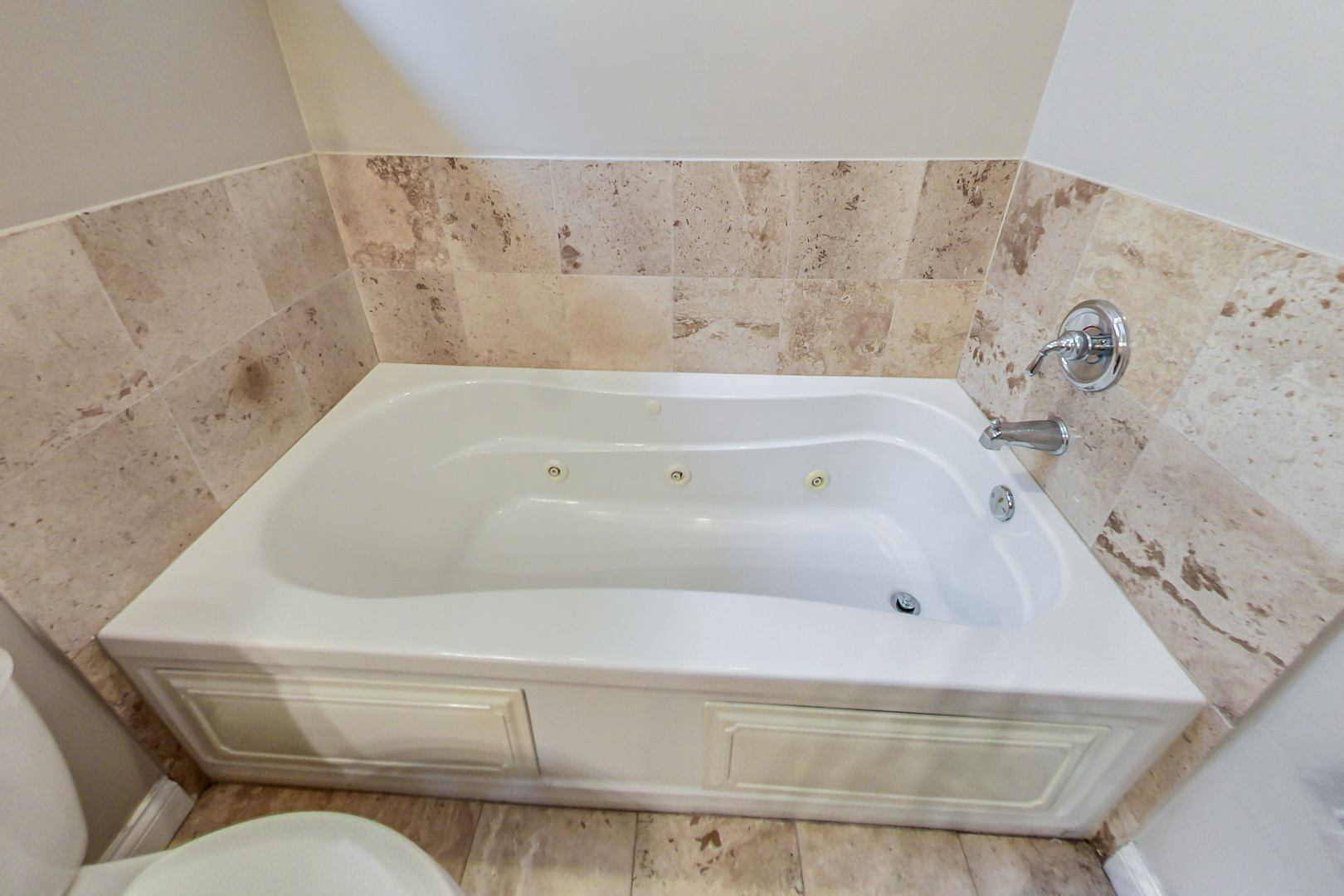 2353 West Harrison Street, Unit 4 Chicago, IL 60612 - Photo 15 of 25 a bathroom with a bathtub