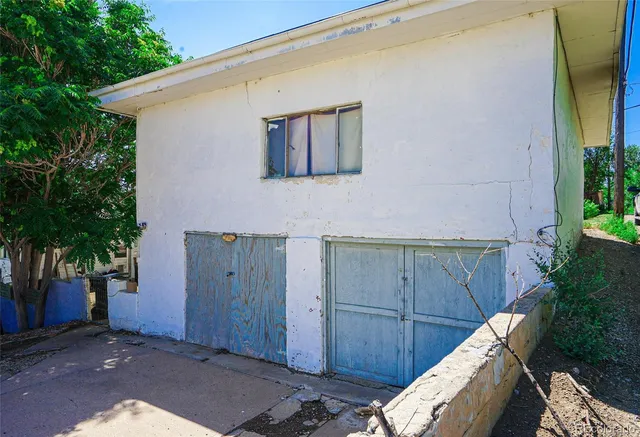 a view of a house with backyard and trees