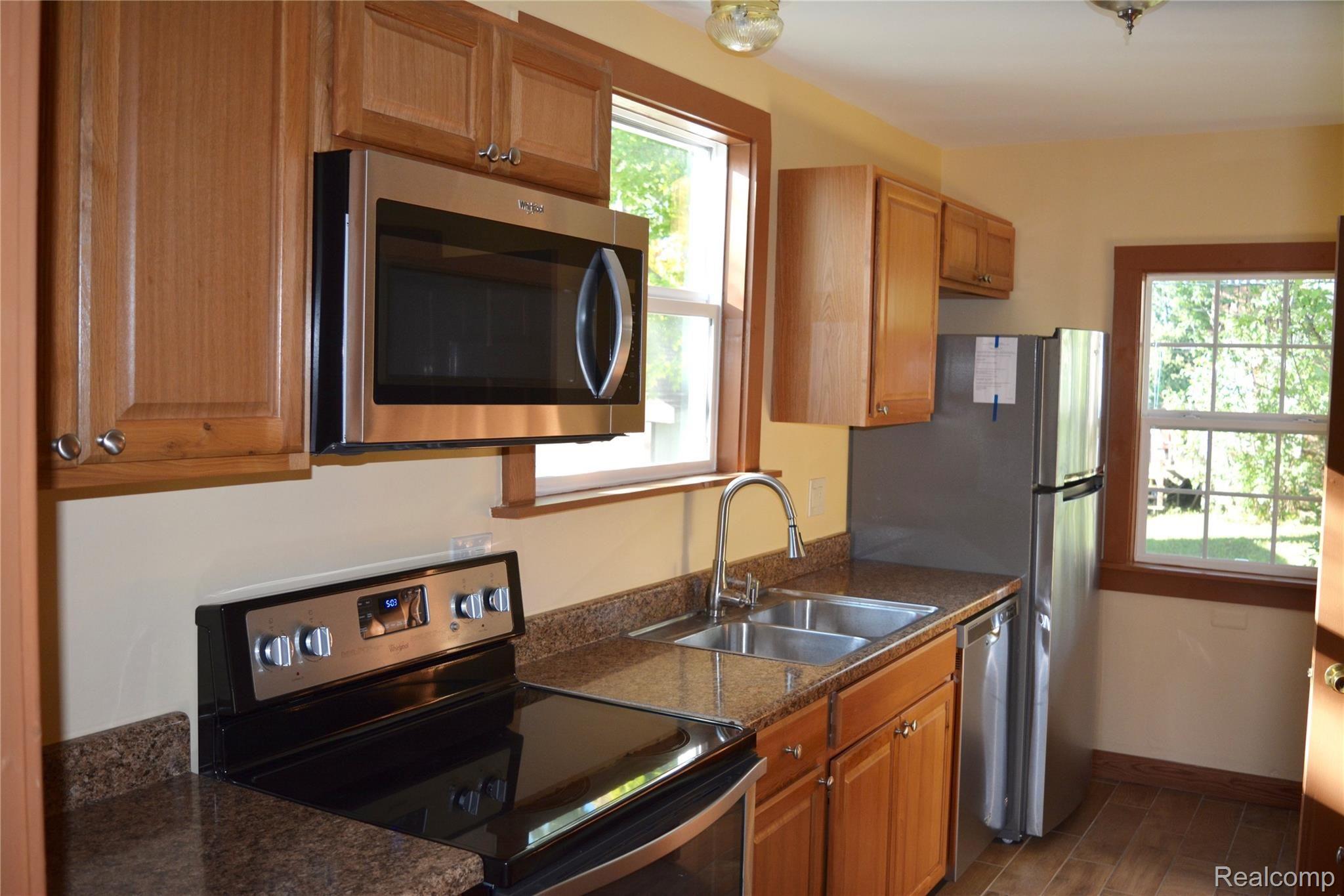 4735 Elizabeth Lake Road Waterford, MI 48327 - Photo 6 of 20 DSC_0340.jpg