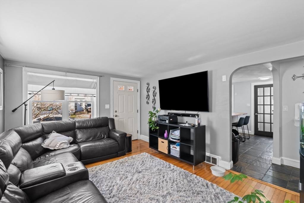 19 Annette Avenue Pawtucket, RI 02861 - Photo 6 of 36