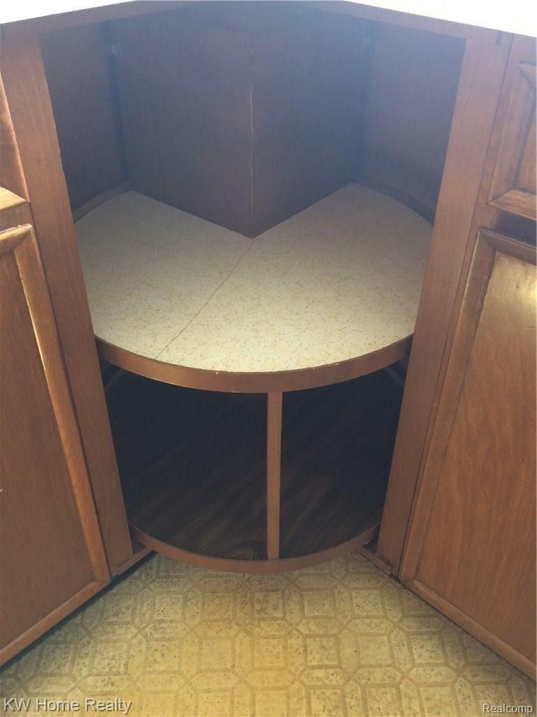 23124 Farmington Road Farmington, MI 48336 - Photo 24 of 42 Lazy Susan