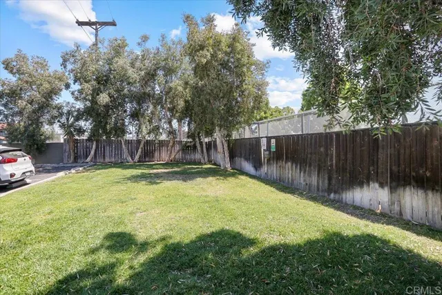 a view of a backyard