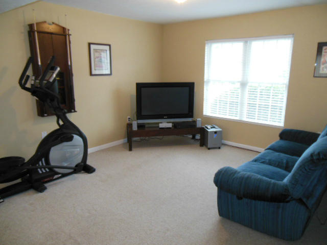 4751 West Westvale Road Northeast Roanoke, VA 24019 - Photo 14 of 25 a livingroom with workspace and a couch