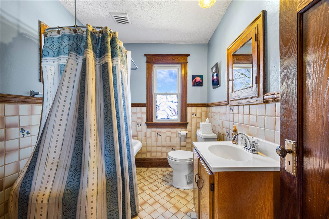 142 Hillside Avenue Rochester, NY 14610 - Photo 22 of 40 2nd Floor Full Bath