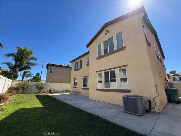 a front view of house with yard