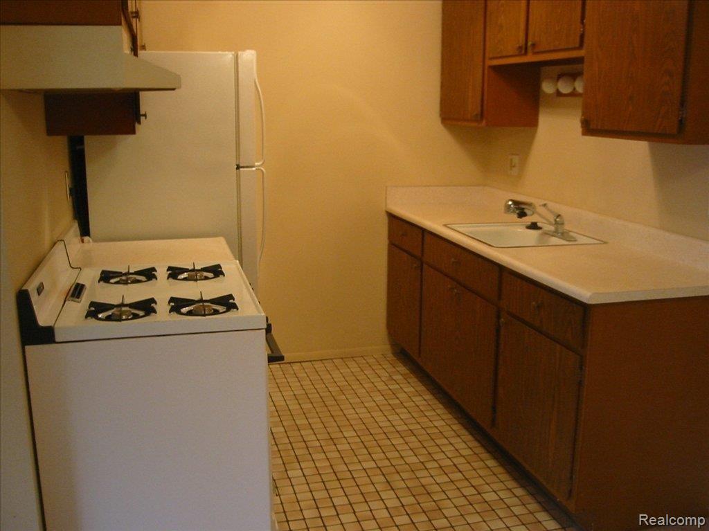 30241 Utica Road, Unit 16 Roseville, MI 48066 - Photo 3 of 4 30241 Utica #2081