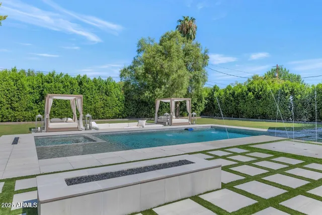 a view of an outdoor space