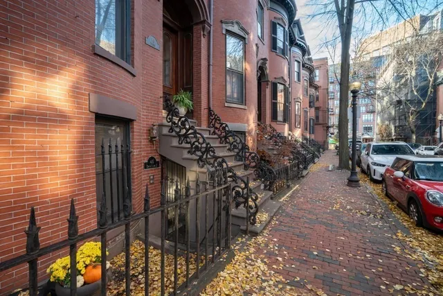 a view of a pathway along the building