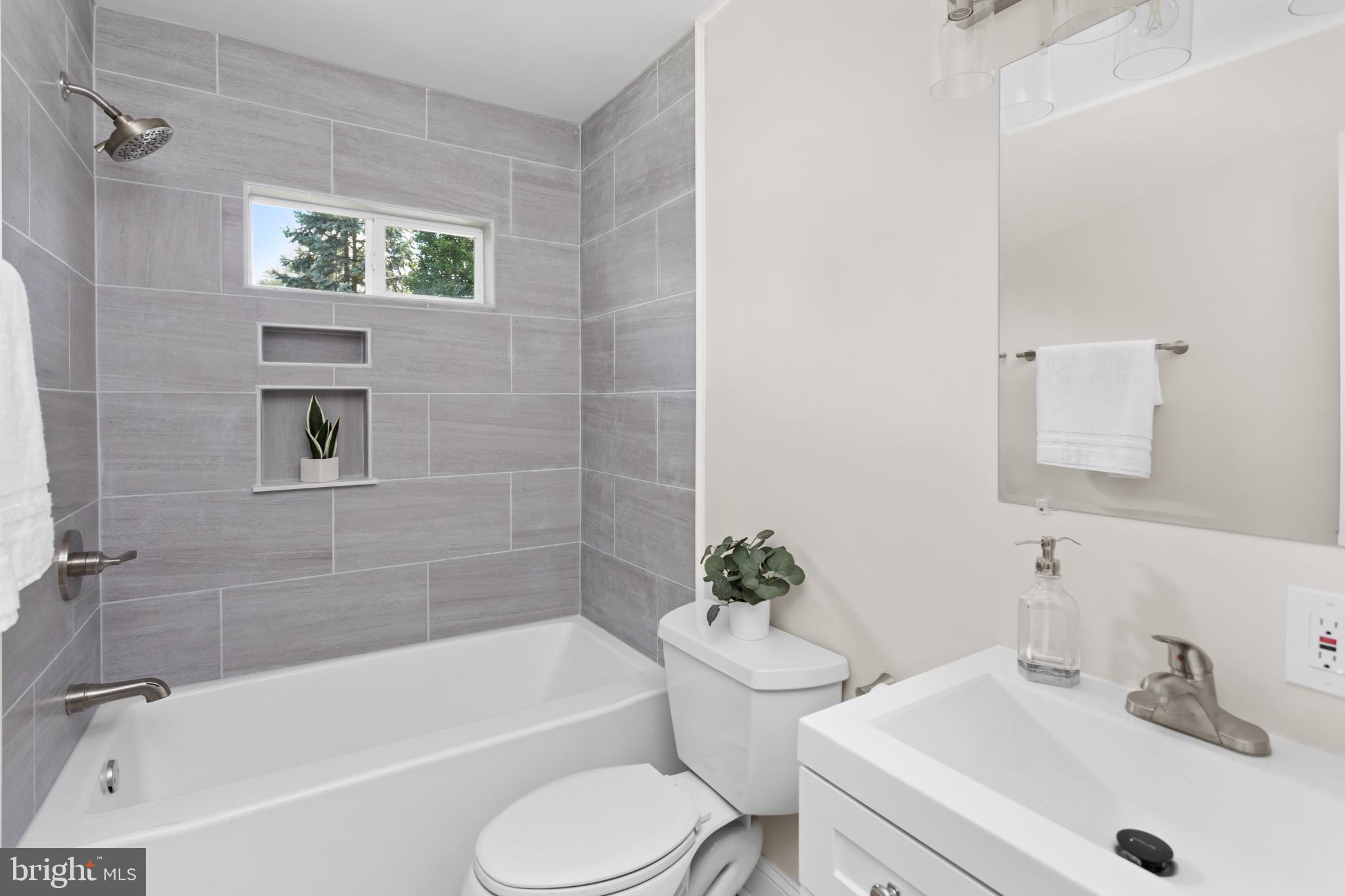 124 Gary Drive Hamilton, NJ 08690 - Photo 19 of 31 a bathroom with a sink toilet and bathtub