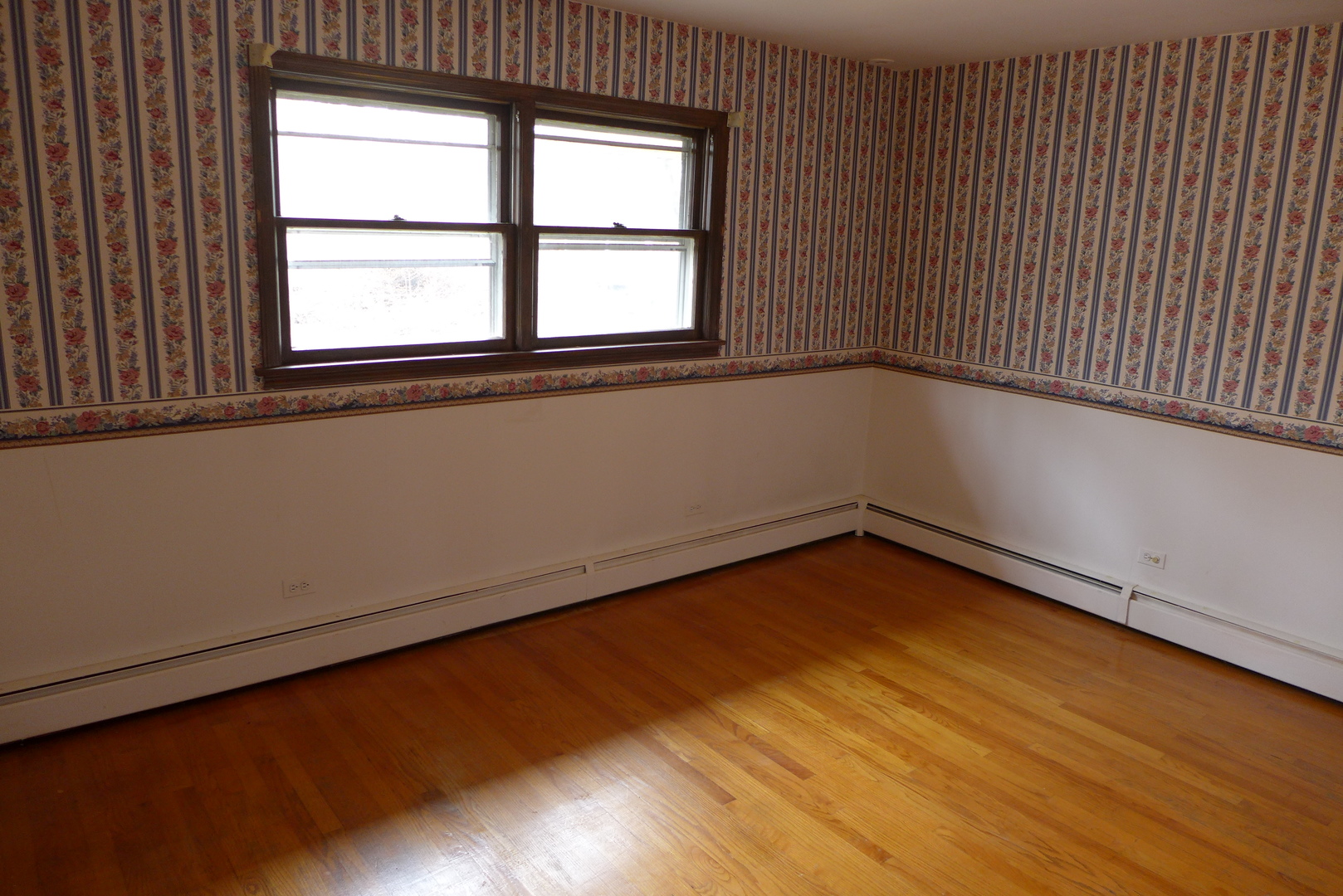 202 Elm Street Prospect Heights, IL 60070 - Photo 19 of 26 an empty room with a window