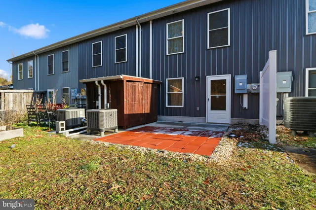 a view of backyard of the house