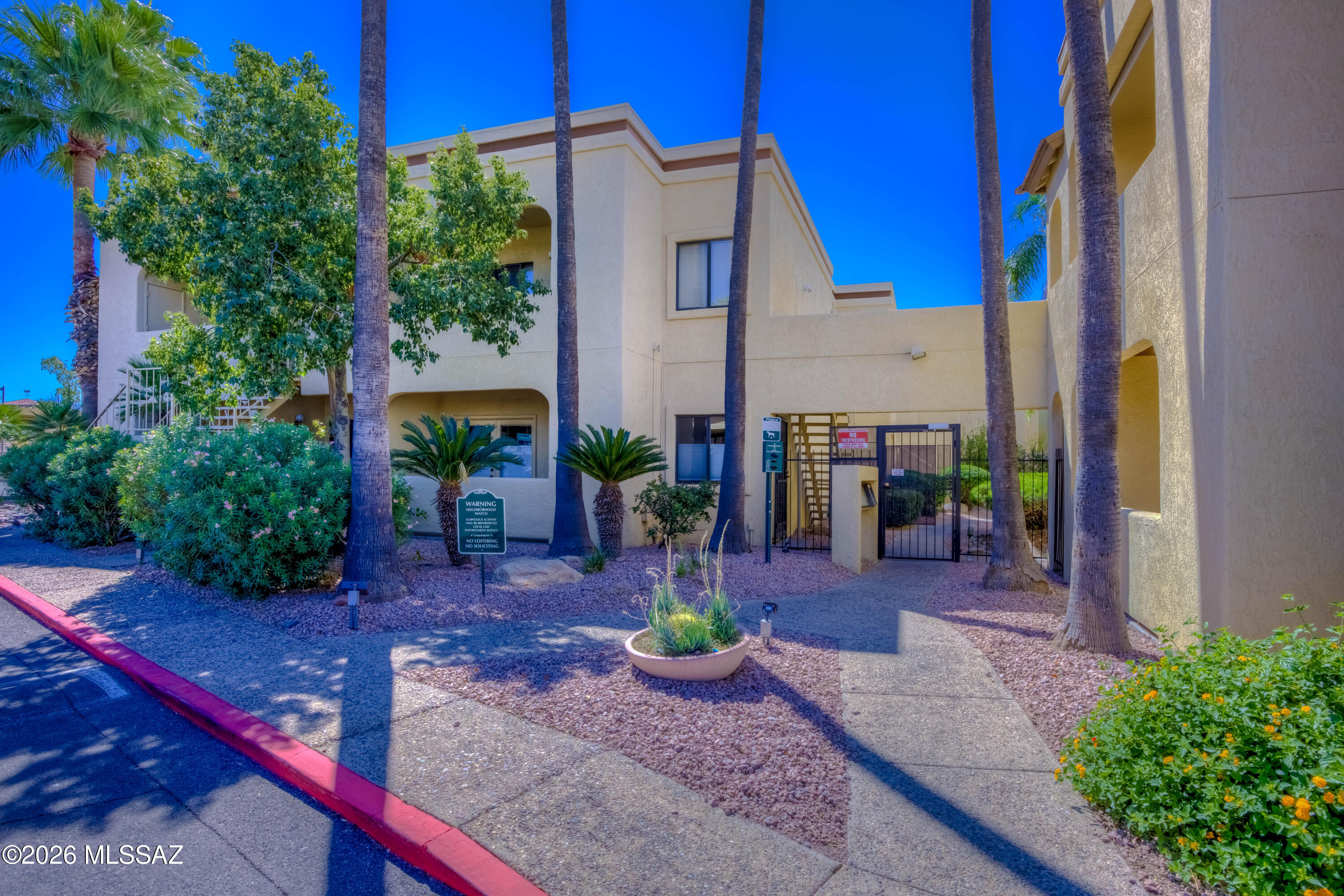 5500 North Valley View Road, Unit 123 Tucson, AZ 85718 - Photo 6 of 36 a front view of a house with garden