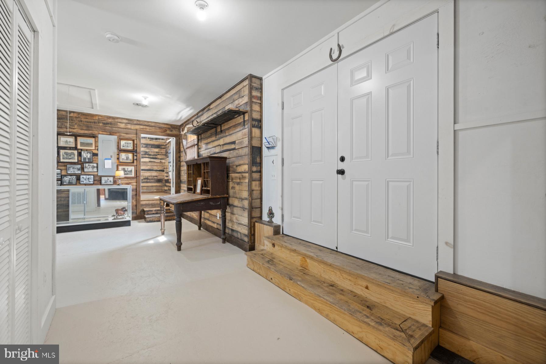 22540 Blue Ridge Mountain Road Paris, VA 20130 - Photo 9 of 42 Wide entryway