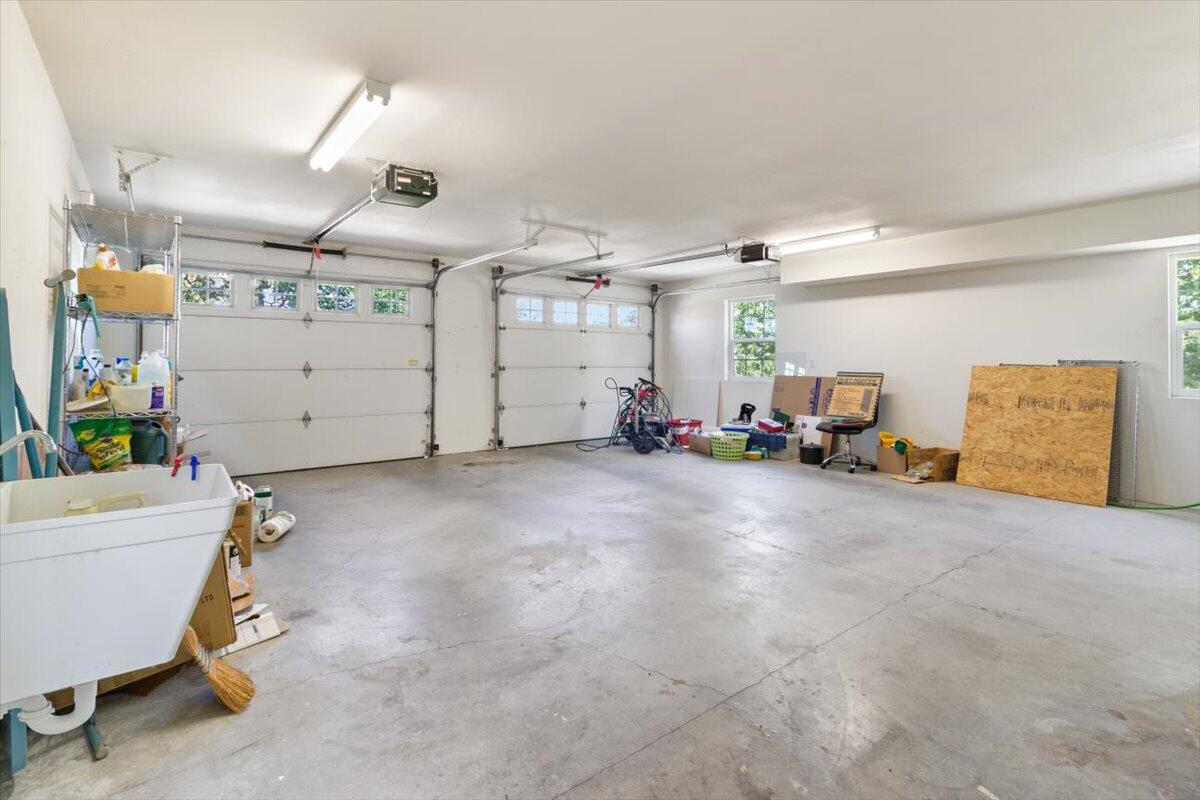 4408 Independence School Road Medford, OR 97501 - Photo 27 of 40 2 car garage