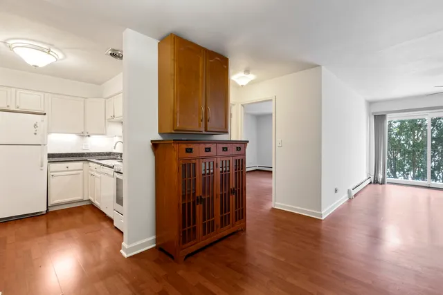 $159,900 | 1493 North Winslowe Drive, Unit 204, Palatine, IL 60074