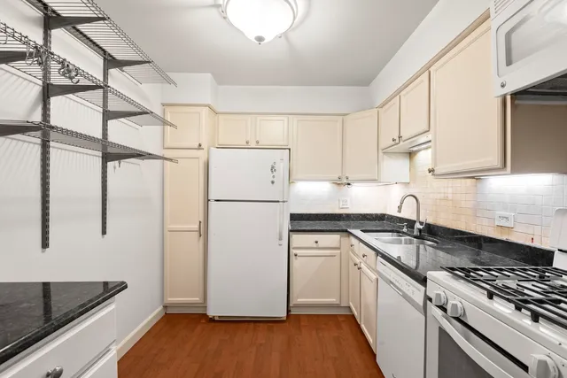 $159,900 | 1493 North Winslowe Drive, Unit 204, Palatine, IL 60074