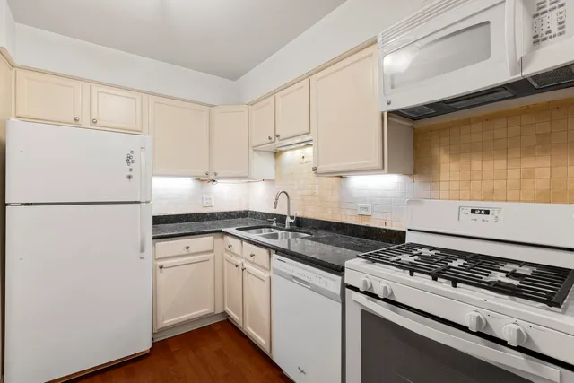 $159,900 | 1493 North Winslowe Drive, Unit 204, Palatine, IL 60074