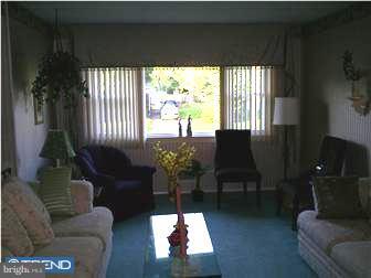 18 Sherbrooke Road Trenton, NJ 08638 - Photo 6 of 12 Living Room