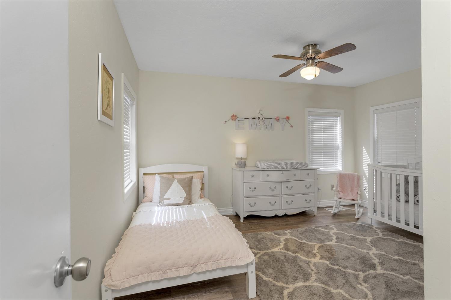 820 Crestbrook Road Medford, OR 97504 - Photo 24 of 34 Large third downstairs bedroom