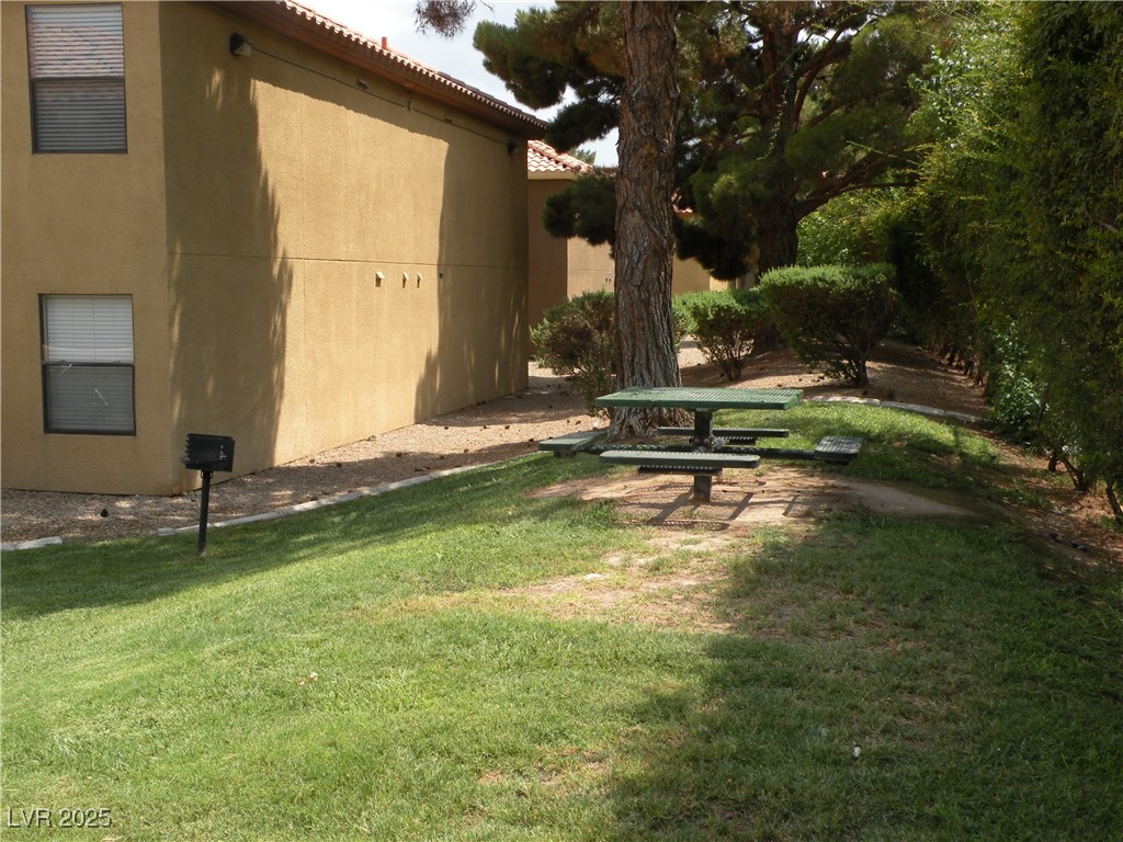 3135 South Mojave Road, Unit 260 Las Vegas, NV 89121 - Photo 18 of 23 View of green lawn