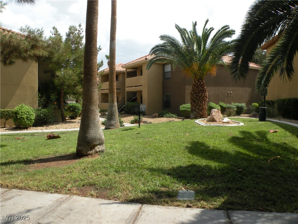 3135 South Mojave Road, Unit 260 Las Vegas, NV 89121 - Photo 19 of 23 View of green lawn