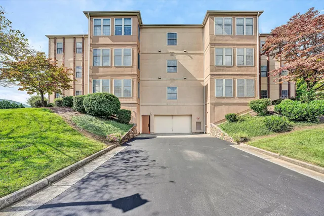 $279,950 | 4631 Heather Drive Southwest, Unit 209, Roanoke, VA 24018