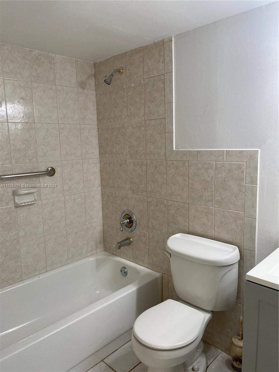 2460 West 67th Place, Unit 10127 Hialeah, FL 33016 - Photo 26 of 36 Second bathroom with tub/shower combination
