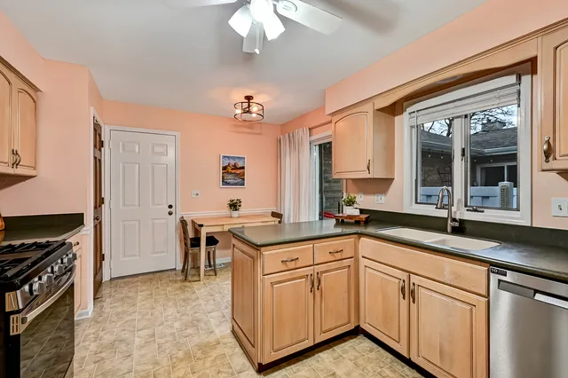 $340,000 | 109 Meadowlark Drive, Unit 109, Countryside, IL 60525