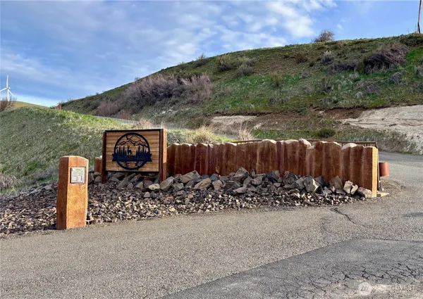 a view of a outdoor space with a garden