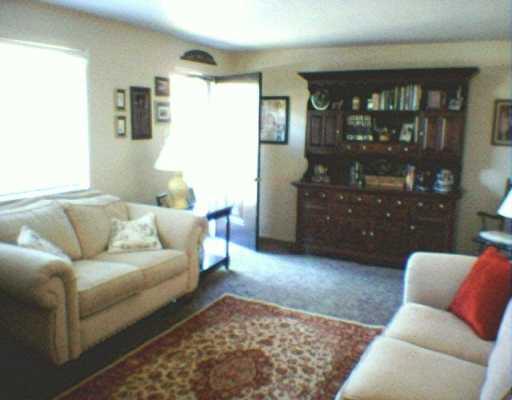 111 Parkedge Road Green Tree, PA 15220 - Photo 3 of 8 Living Room.