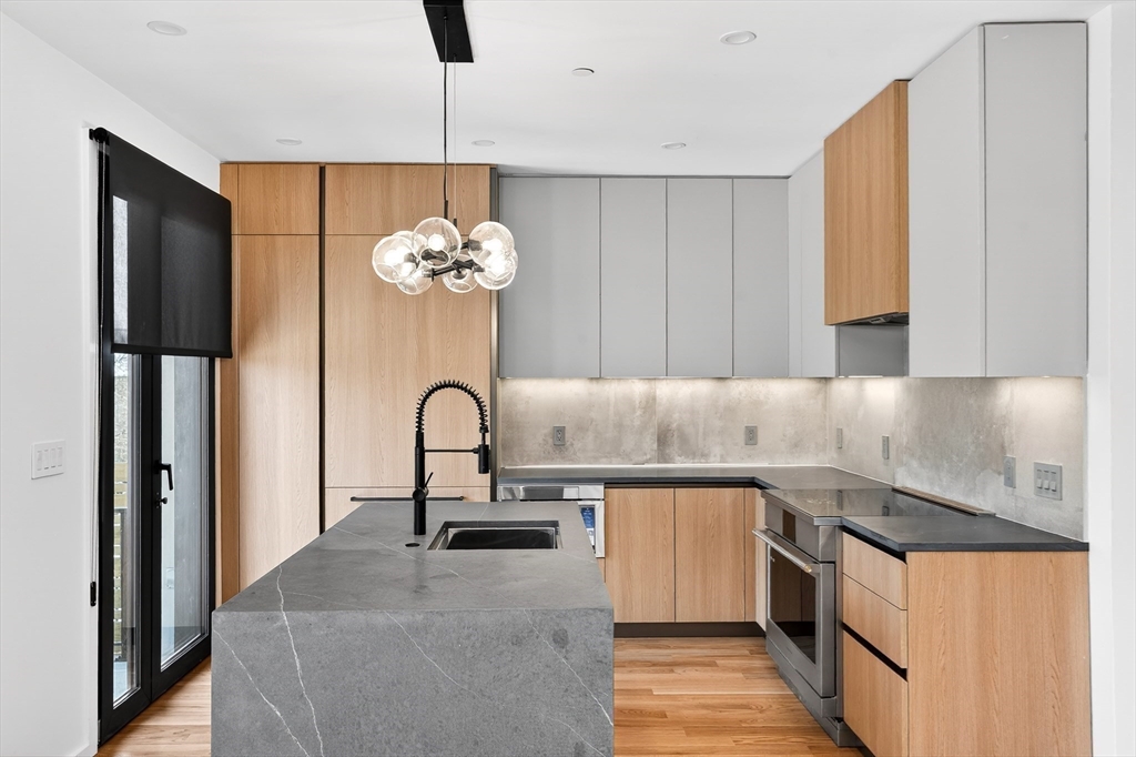 17 Algonquin Road, Unit B Newton, MA 02467 - Photo 3 of 19