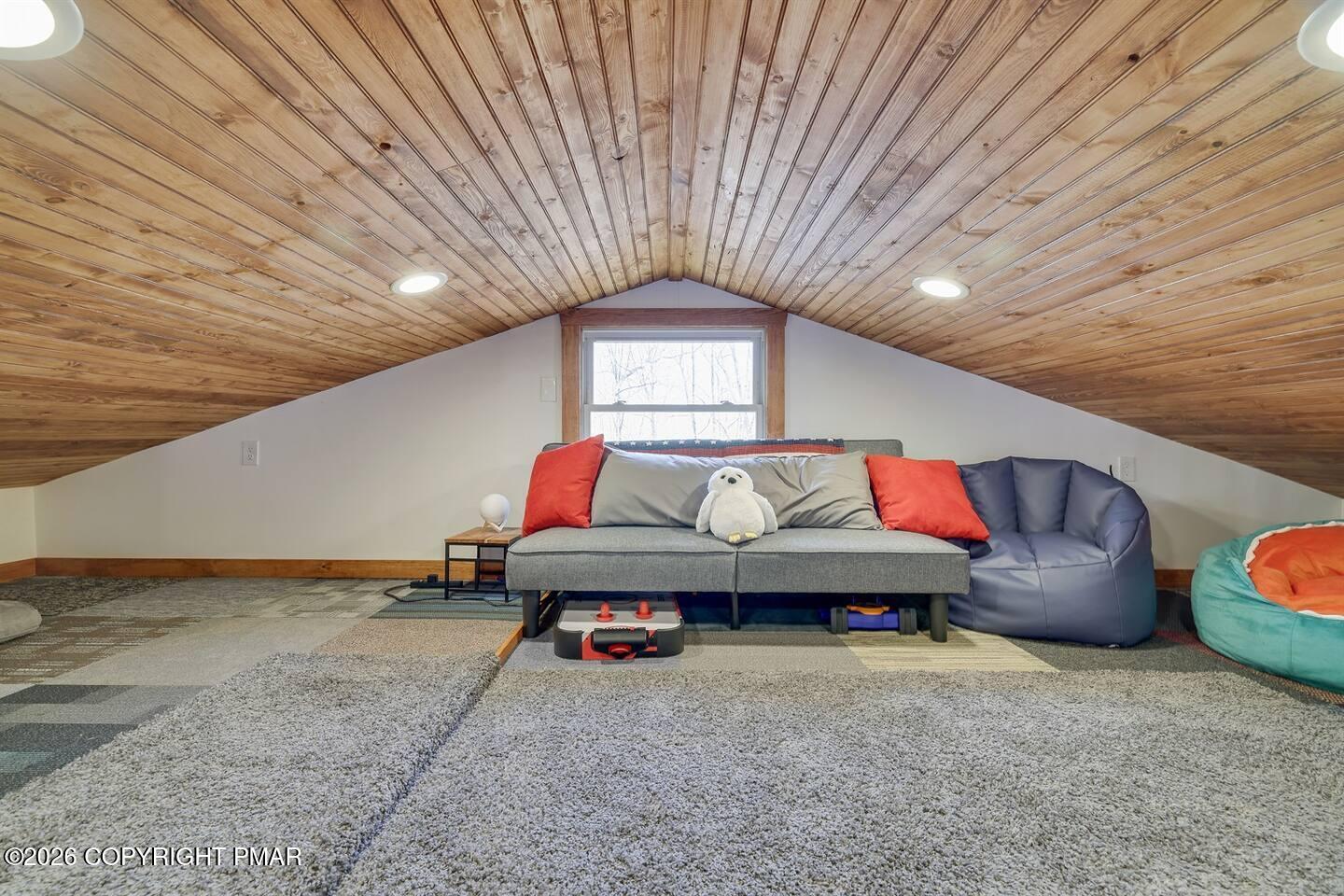 242 St Andrews Drive Bushkill, PA 18324 - Photo 27 of 36 a room with furniture