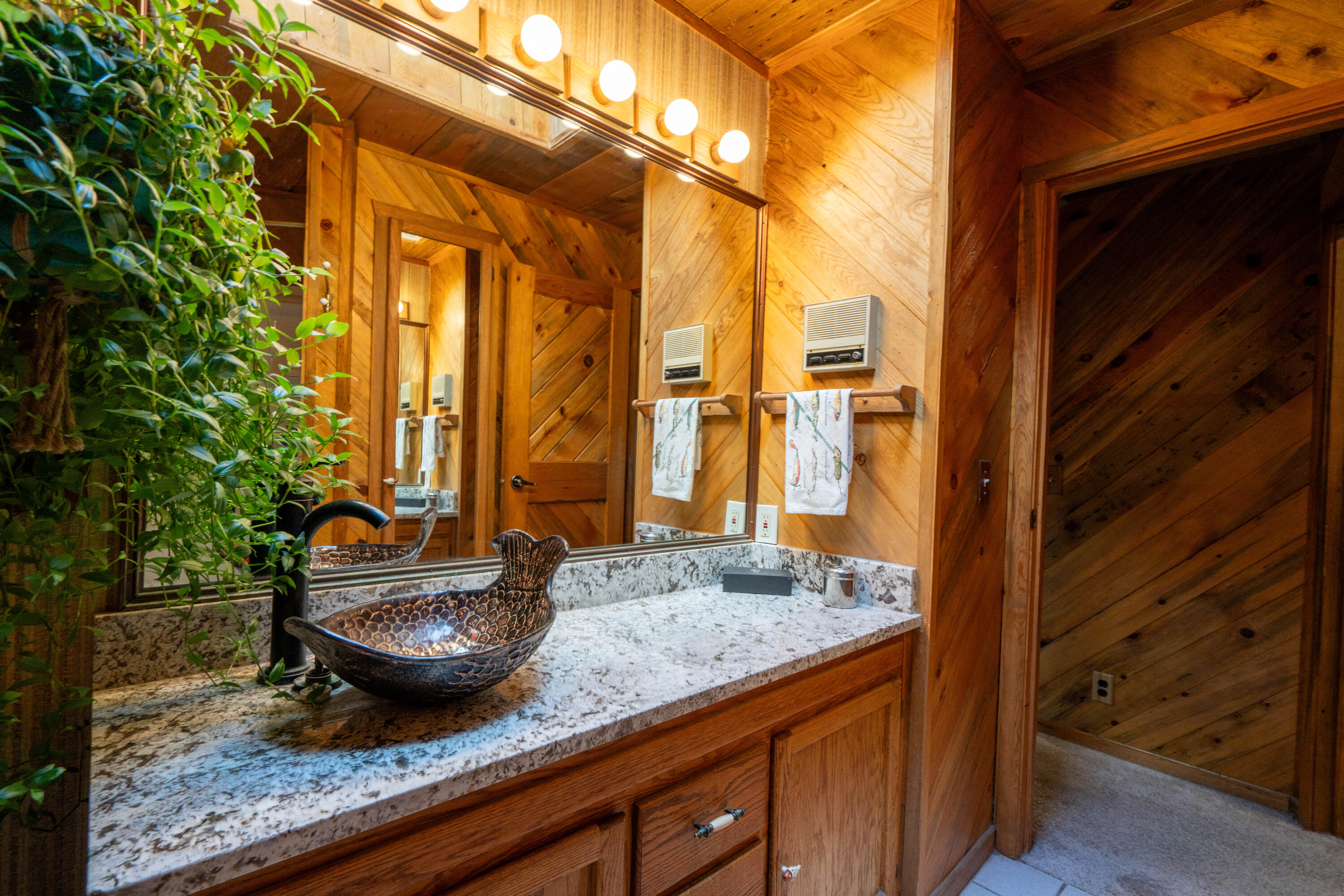 54651 Huntington Road Bend, OR 97707 - Photo 20 of 64 Guest Bathroom