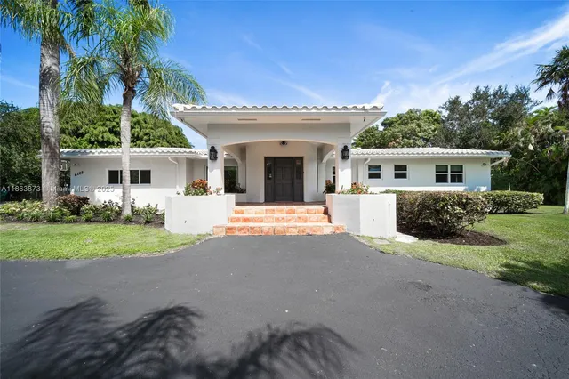 a view of a house with backyard and porch