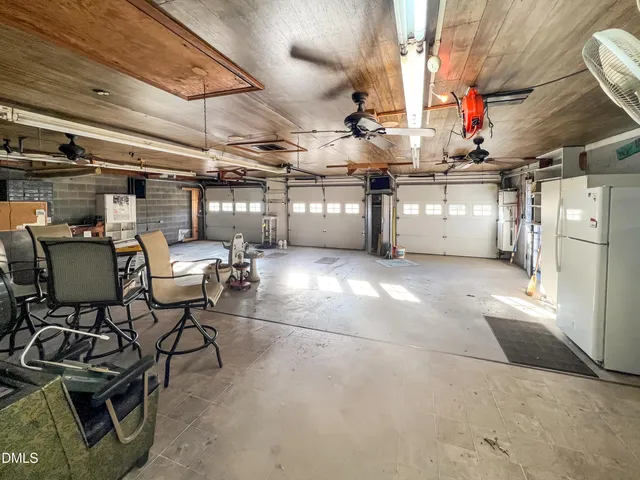 a view of backyard of the house