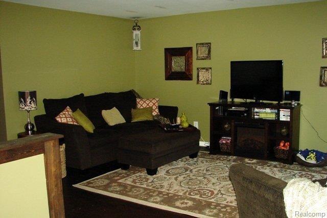 2601 East Burnside Road North Branch, MI 48461 - Photo 4 of 17 Large living room.jpg