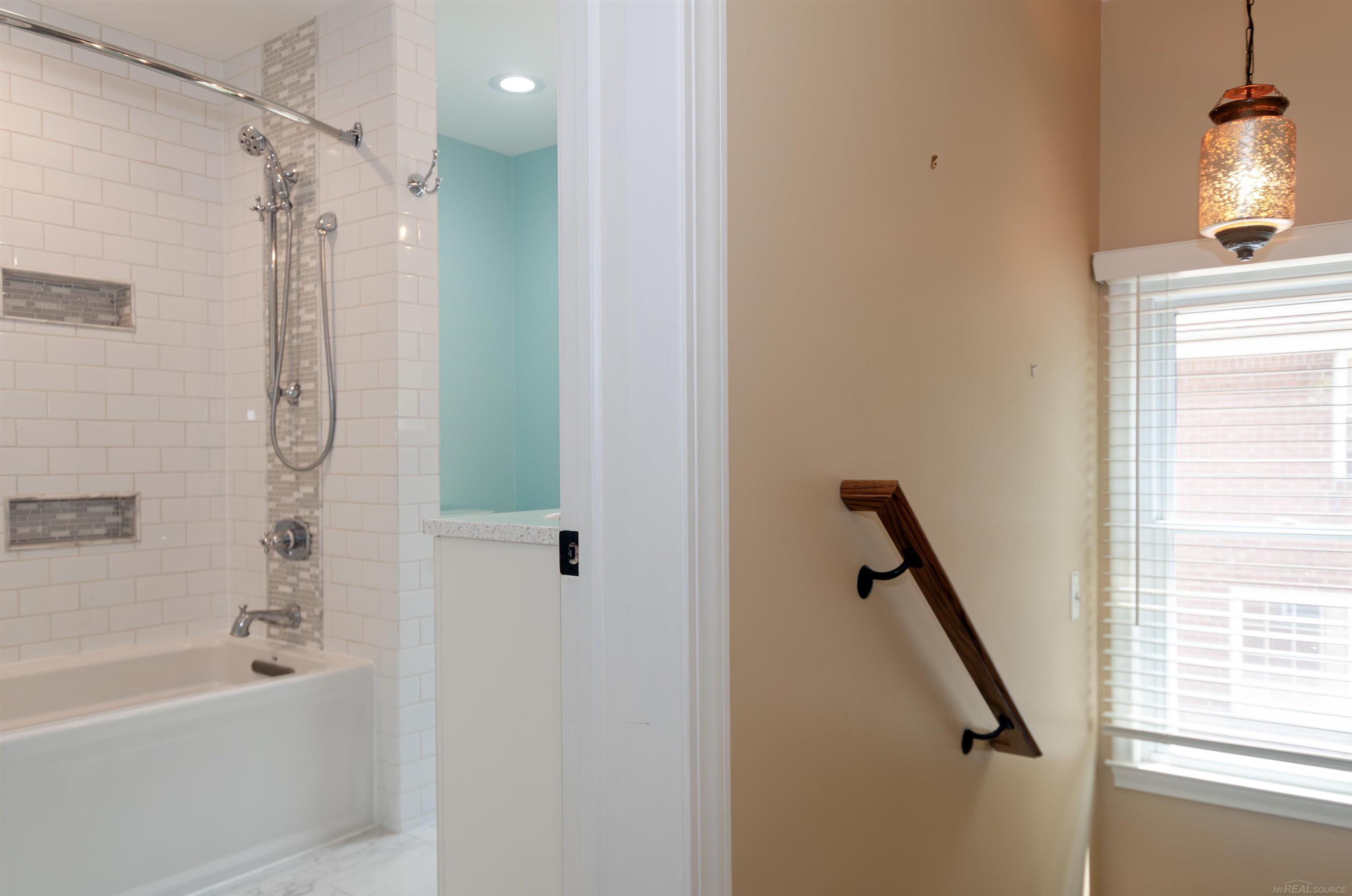 1772 Prestwick Road Grosse Pointe, MI 48236 - Photo 22 of 58 50110096-21.JPG