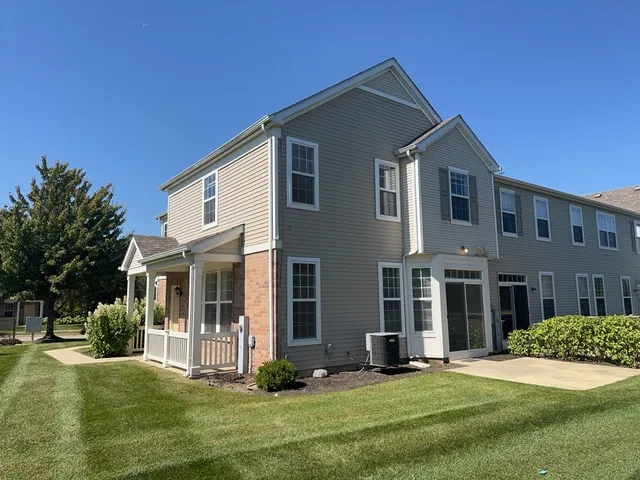 $2,095 | 2216 Evergreen Circle, Unit 2216, McHenry, IL 60050