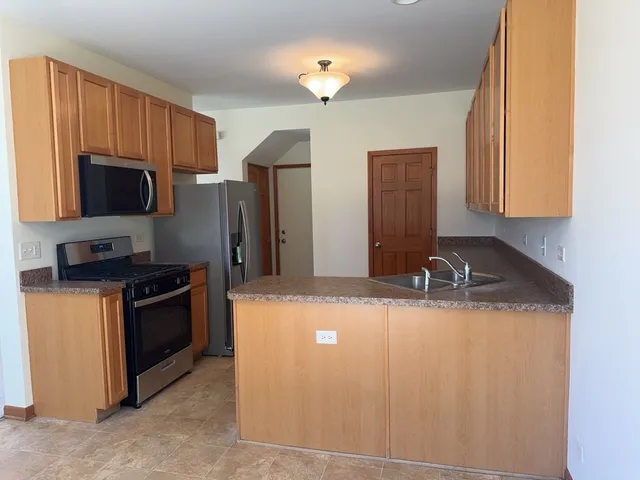 $2,095 | 2216 Evergreen Circle, Unit 2216, McHenry, IL 60050