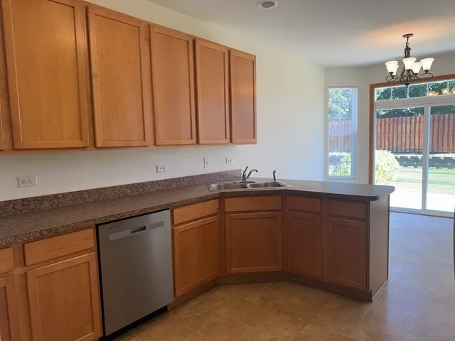 $2,095 | 2216 Evergreen Circle, Unit 2216, McHenry, IL 60050