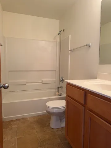 $2,095 | 2216 Evergreen Circle, Unit 2216, McHenry, IL 60050