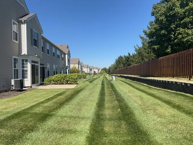 $2,095 | 2216 Evergreen Circle, Unit 2216, McHenry, IL 60050