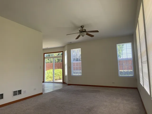 $2,095 | 2216 Evergreen Circle, Unit 2216, McHenry, IL 60050